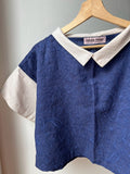 T-shirt Leggerissima con colletto • sangallo blu + righine colorate