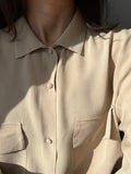 Camicia beige con tasche