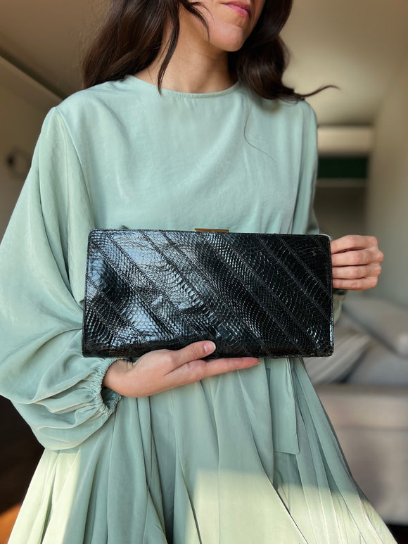 Pochette rettile nera con catenina dorata