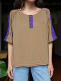 T-shirt ampia con profili viola