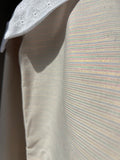 T-shirt Leggerissima con colletto • righine colorate + sangallo bianco