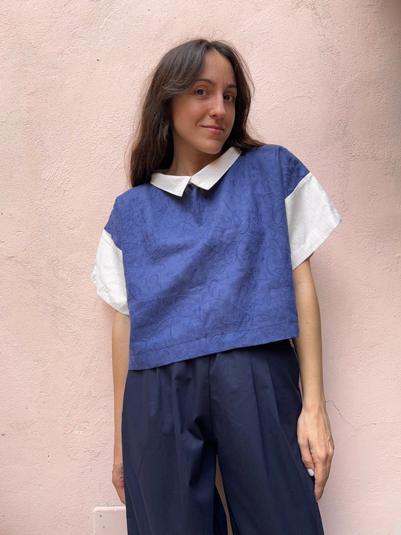 T-shirt Leggerissima con colletto • sangallo blu + righine colorate