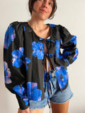 Camicia con laccetti cotone nera a fiori