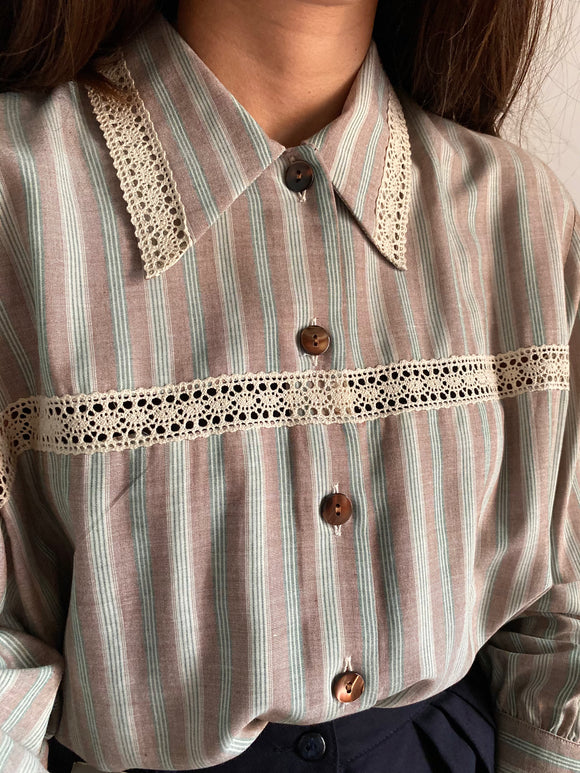 Camicia a righe con dettagli macramé