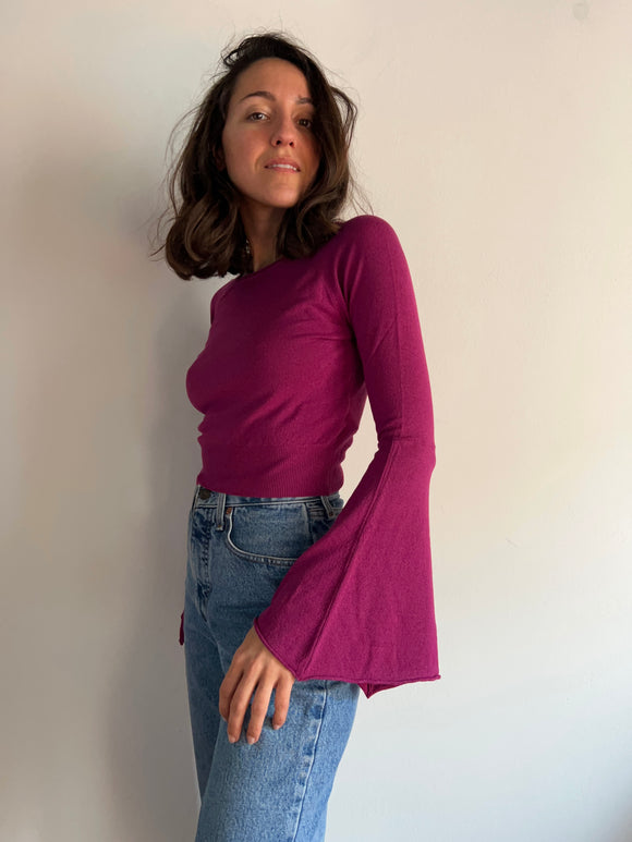 Maglione corto con manica scampanata violetto